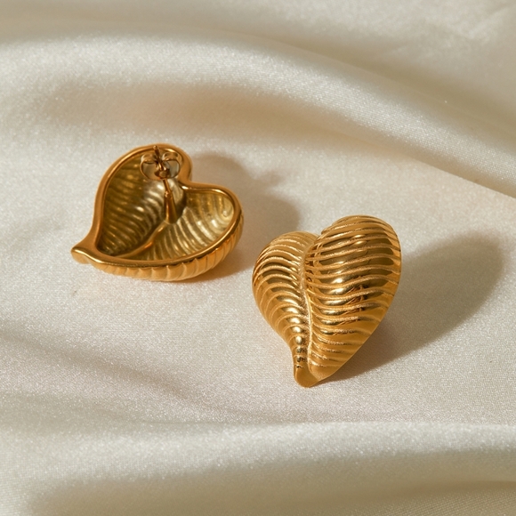 Nwt Heaven Mayhem Similar Waterproof Heart Leaf Earrings - Picture 3 of 5